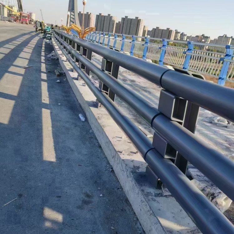 道路护栏-桥上公路防撞栏杆技术先进